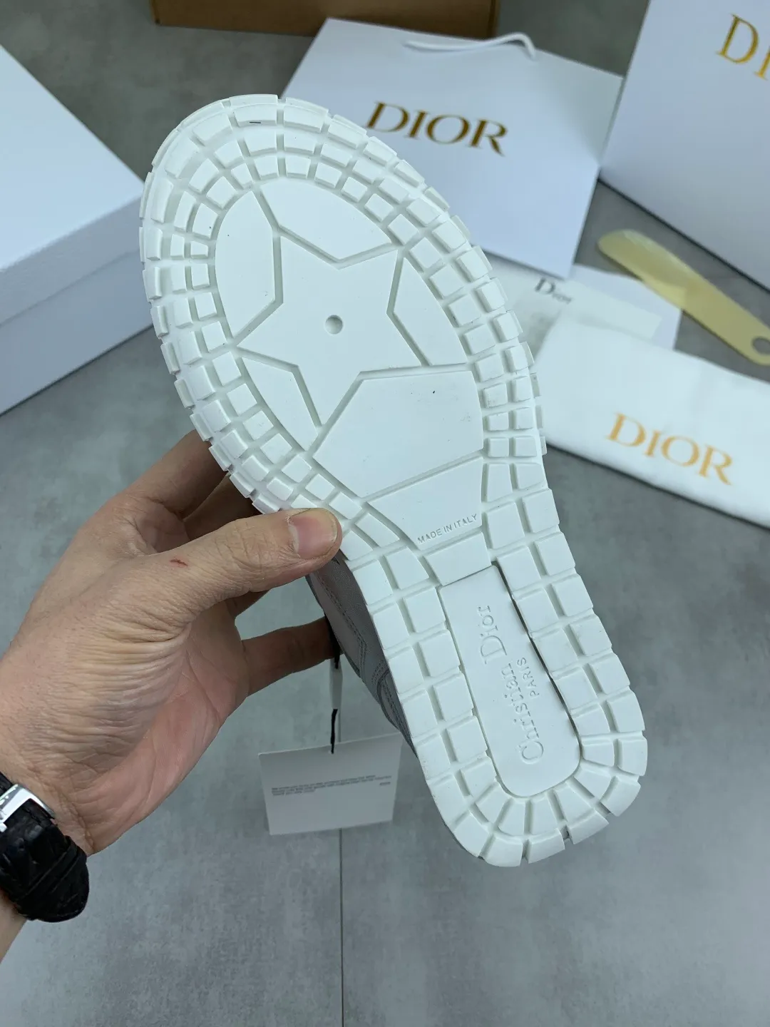 Men's men's shoes P560 new Dior Tech sneakers 2026 early spring series new products, with fashionable details, highlighting retro aesthetics. The light beige anti-suede cow leather upper is spliced ​​with apricot transparent mesh fabric on the side. The upper window edge is adhered with high-frequency flat ironing and back-pressure. It replicates the original craftsmanship, making it beautiful and comfortable without falling off. The interior is made of sheep lining of the same color and is soft and comfortable. The heel and tongue are embellished with the Paris logo. The textured TPU soles with the same color logo. The high-end version is exquisitely packaged with an airplane box, adding to the high-end style. Color: 4️⃣colors available Size: Female 35-41 Male 39-46
